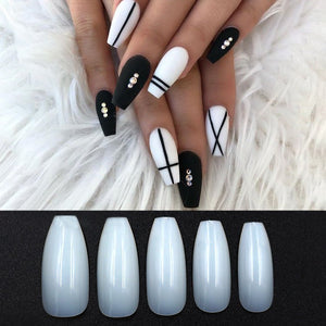 Nail art展示，包括黑色和白色的指甲设计，背景为白色毛绒材质。